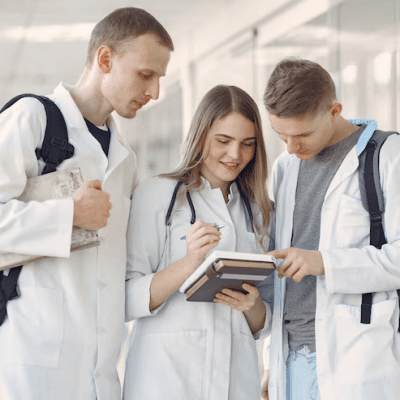 Moldando mentes médicas: o desafio de ensinar além dos livros na medicina moderna