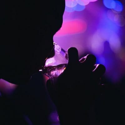 Novas pesquisas apontam o microbioma intestinal como possível chave para o tratamento de dependência alcoólica