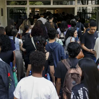 Estudantes do Programa Pé-de-Meia começam a receber primeira parcela