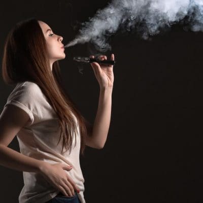 Especialistas pedem a implementação de políticas restritivas ao consumo de tabaco e vaping para pessoas nascidas após 2009