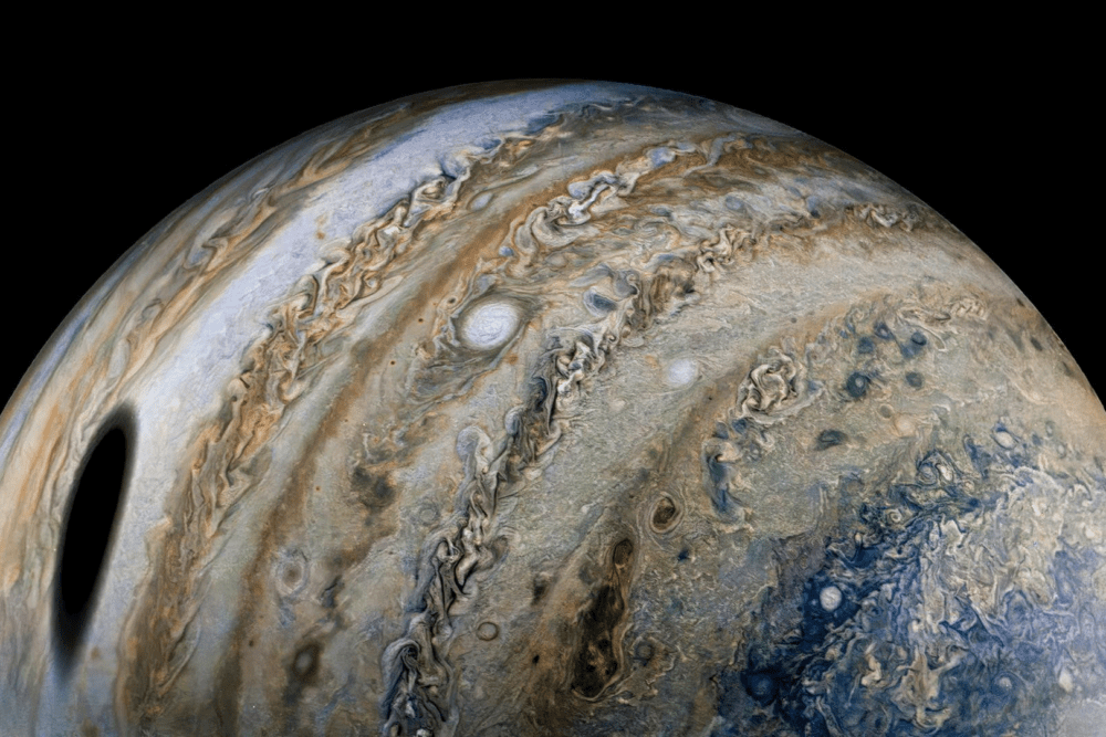 Tempestades em Júpiter são alimentadas por processos semelhantes aos que atuam na Terra