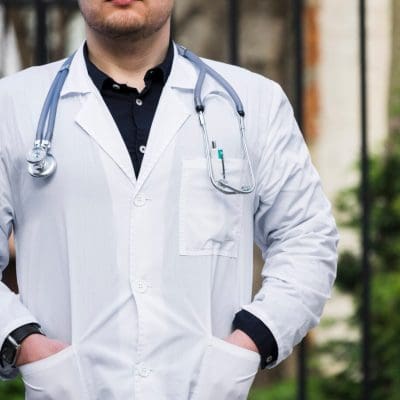 Senso crítico e interpretação de estudos científicos viraram um grande desafio para os médicos de hoje