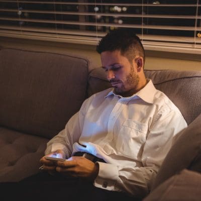 Exigência de conexão contínua gera adoecimento e estresse digital nos funcionários, aponta pesquisa